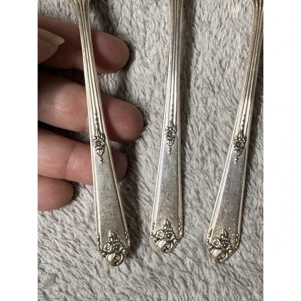 Oneida /Tudor Plate /Community /Sweet Briar (Silverplate, 1948) 4 Salad Forks